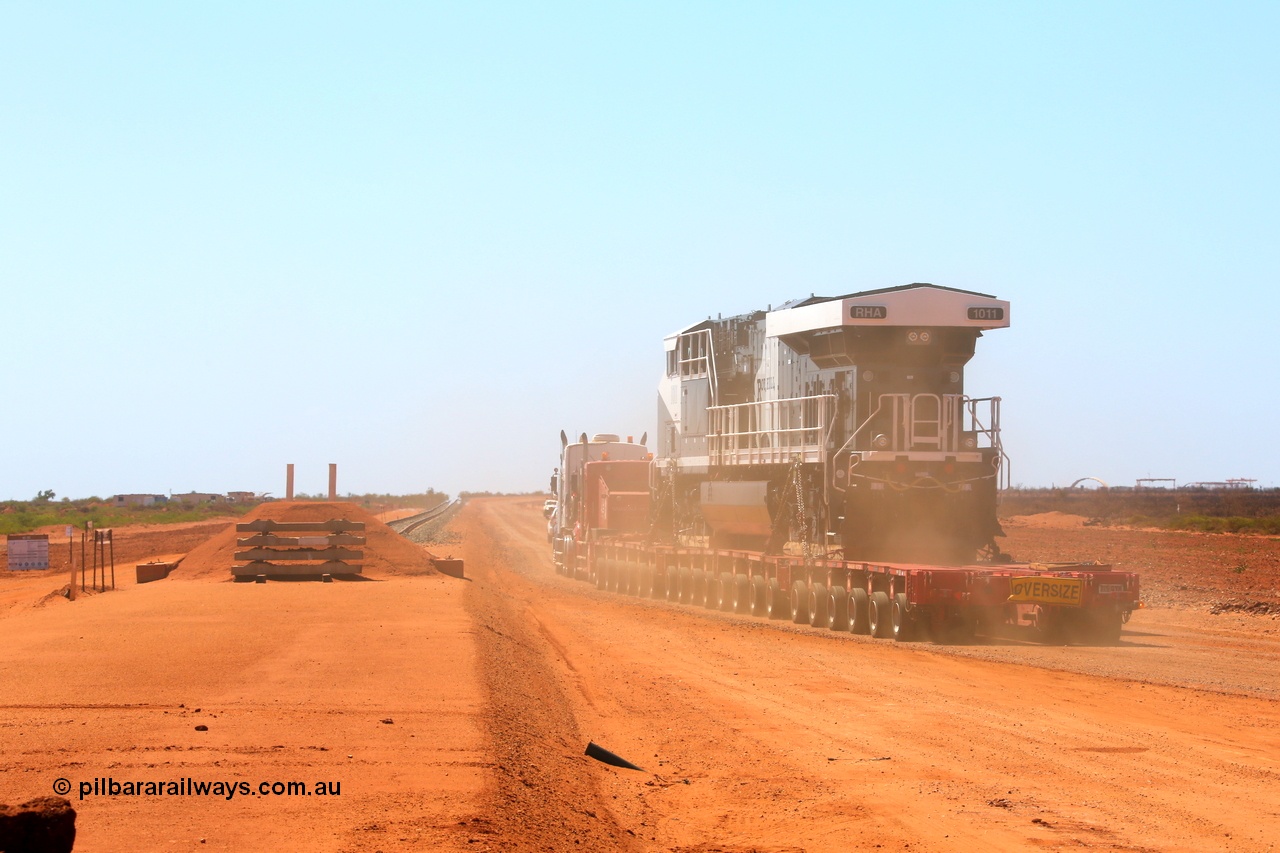 150130 7603
Great Northern Highway, at the location of the 18.2 km grade crossing, a railing view of Roy Hill's General Electric built ES44ACi unit RHA 1011 serial 62583 as it runs along the tracks it will soon ply. 30th January 2015.
Keywords: RHA-class;RHA1011;GE;ES44ACi;62583;