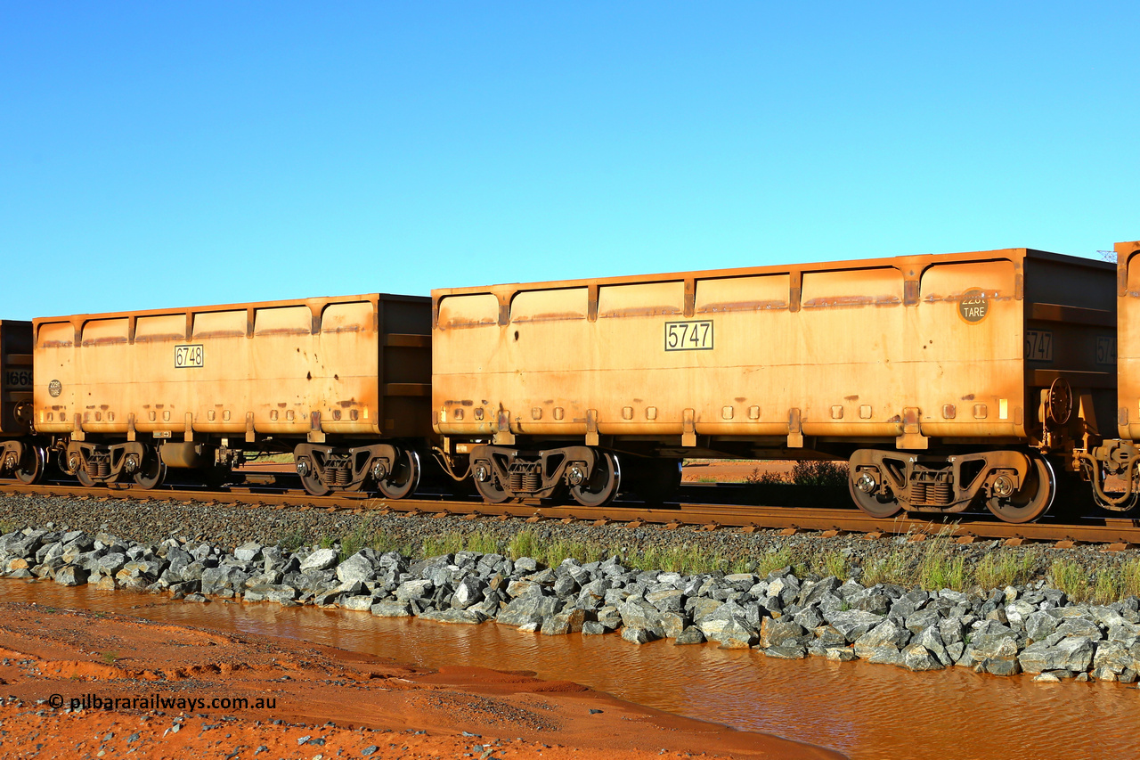 5747-6748 200410 5222
FMG 5747 and 6748 at Boodarie on an empty train, April 10, 2020. 282 waggons numbered 5747 slave and 6748 control, up to 7029 slave and 8030 control built by CSR Yangtze Rolling Stock Co., Ltd. in 2013.
