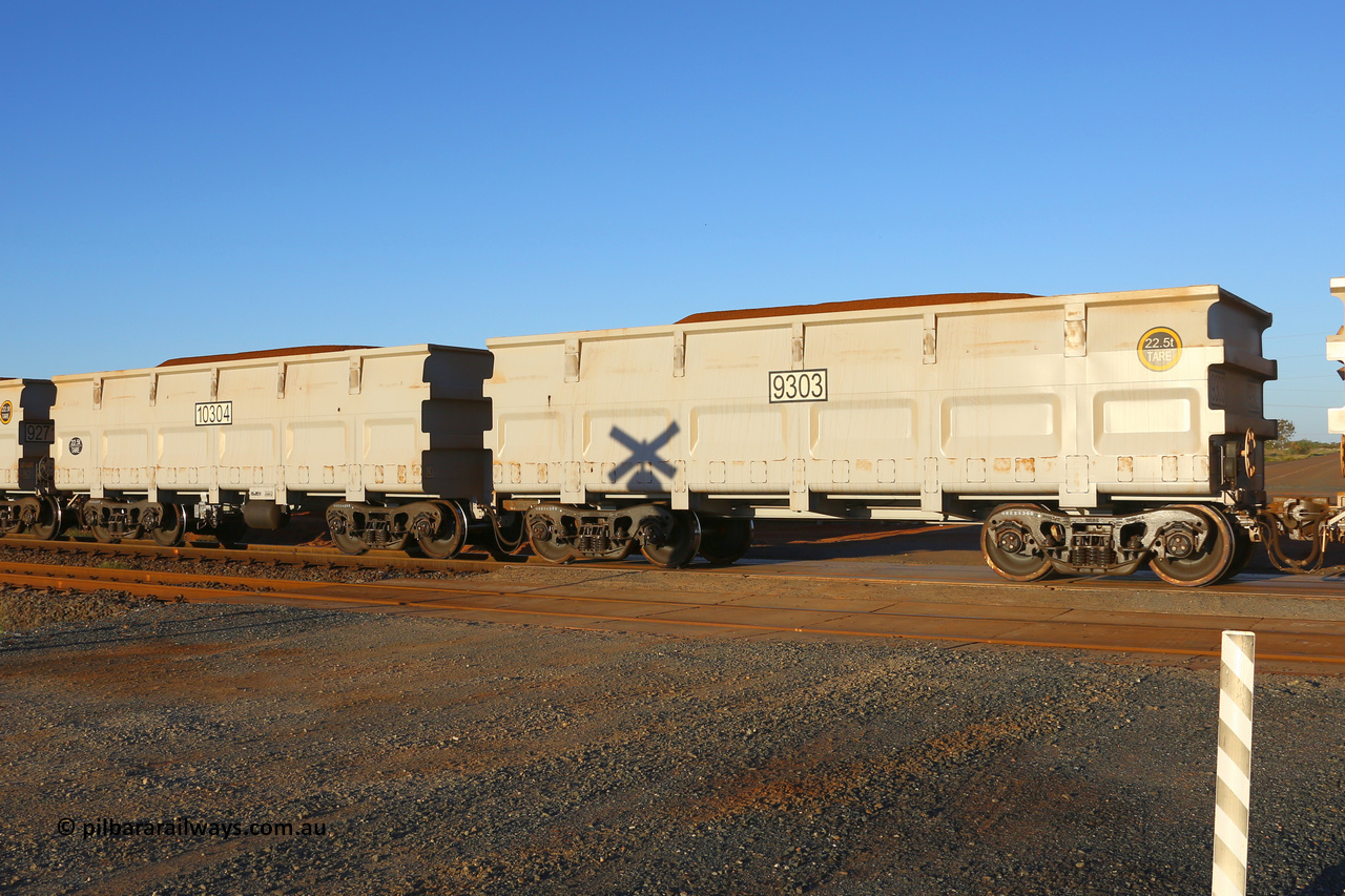9303-10304 210512 1717
FMG 9303 and 10304 at Boodarie on a loaded train May 12, 2021, looking very new. 200 waggons numbered from 9105 slave and 10106 control, up to 9303 slave and 10304 control built by CRRC Qiqihar in 2020 and 2021 with the CNR style body at 22.5 tonne tare.
