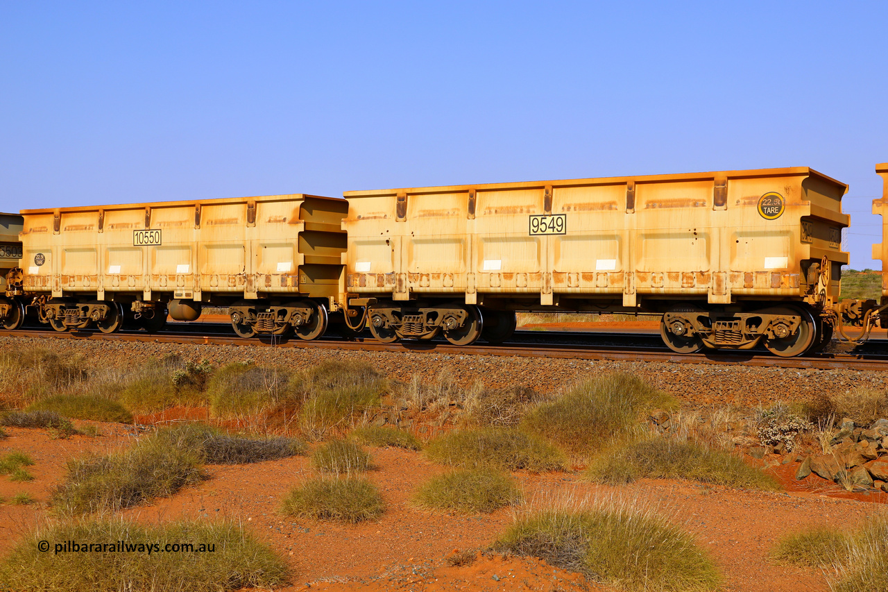 9549-10550 251018 3961
FMG 9549 and 10550 on an empty train at Boodarie, October 18, 2025. 212 waggons numbered from 9339 slave and 10340 control, up to 9549 slave and 10550 control built by CRRC Qiqihar in 2021 with the CNR style body at 22.5 tonne tare.
