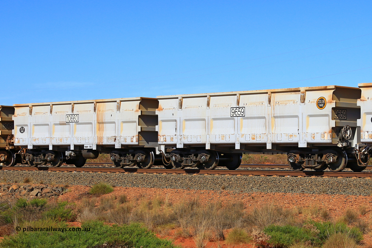 9659-10660 231227 2248
FMG 9659 and 10660 on an empty train at Boodarie, December 27, 2023. 338 waggons numbered from 9659 slave and 10660 control, up to 9995 slave and 10996 control built by CRRC Qiqihar in 2023 and 2024, with the CNR style body at 22.5 tonne tare.
